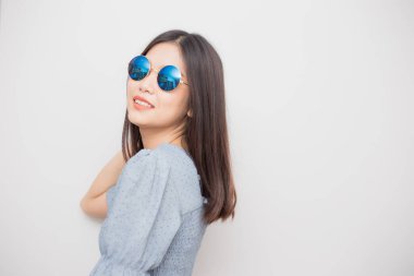 Beyaz arka planda güneş gözlüğü takan gülümseyen güzel kadınların moda portresi yaz tatili konsepti