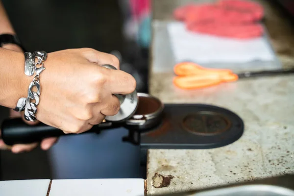 Man Tangan Membuat Kopi Dengan Mesin Espresso Panas Menuangkan Konsep — Stok Foto