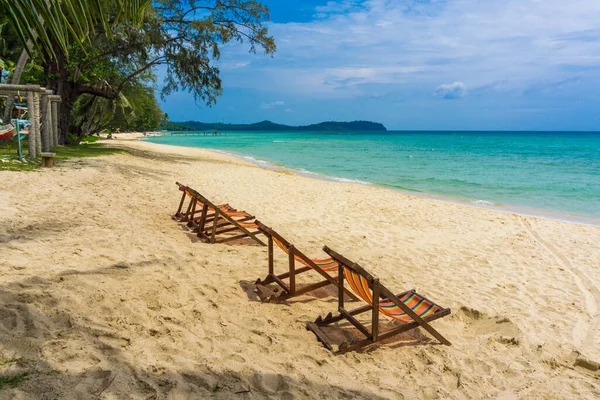 白色沙滩上色彩斑斓的沙滩椅子 清澈的夏季度假背景 — 图库照片