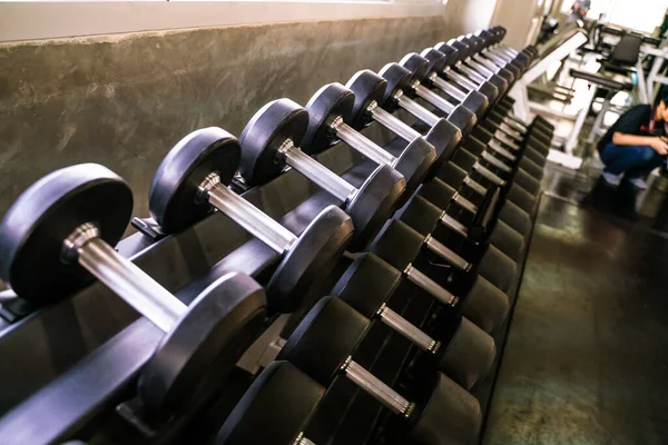 Dumbbell Άρση Βάρους Κατά Την Κύλιση Στο Γυμναστήριο Του Αθλητισμού — Φωτογραφία Αρχείου