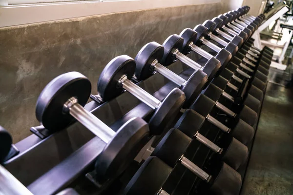 Dumbbell Άρση Βάρους Κατά Την Κύλιση Στο Γυμναστήριο Του Αθλητισμού — Φωτογραφία Αρχείου