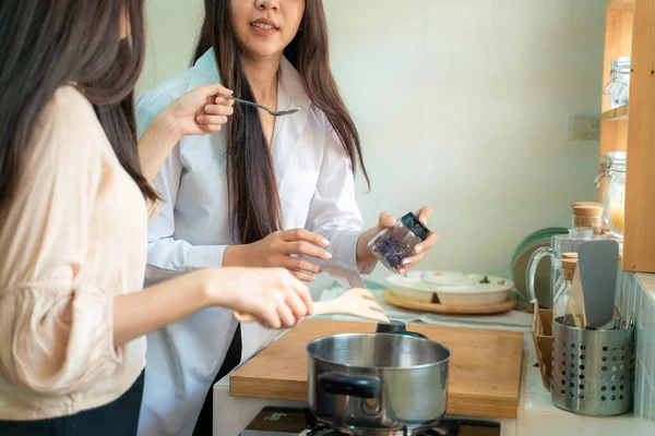 Felice Asiatico Donne Cucina Cucina Insieme Mattina Pasto Amicizie Fare — Foto Stock