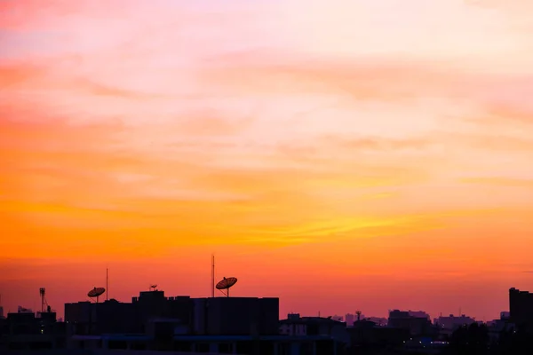 Silhueta Cidade Edifício Pôr Sol Colorido Céu Com Nuvem Pôr — Fotografia de Stock