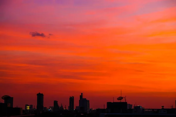 Silueta Ciudad Edificio Puesta Del Sol Cielo Colorido Con Nube —  Fotos de Stock