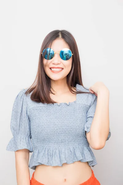 Retrato Moda Mujeres Hermosas Sonrientes Con Gafas Sol Sobre Fondo —  Fotos de Stock