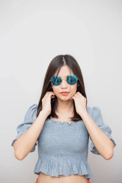 Modeporträt Von Lächelnden Schönen Frauen Mit Sonnenbrille Posting Auf Weißem — Stockfoto