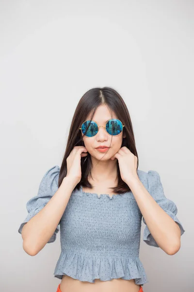 Retrato Moda Mulheres Bonitas Sorridentes Com Postagem Vidro Solar Fundo — Fotografia de Stock