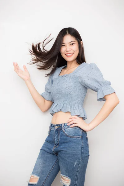 Hermosa Sonrisa Asiática Mujer Joven Tocando Cabello Con Piel Limpia —  Fotos de Stock
