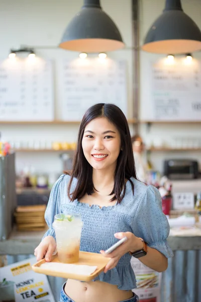 Красивые Азиатские Женщины Держат Ледяную Газировку Фруктовый Напиток Кафе Женщины — стоковое фото