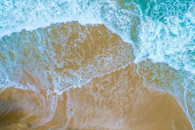 Güzel deniz dalgası beyaz kumsal havadan görünüşü Phuket Tayland 'da büyük servis dalgası