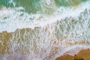 Güzel deniz dalgası beyaz kumsal havadan görünüşü Phuket Tayland 'da büyük servis dalgası