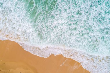 Güzel deniz dalgası beyaz kumsal havadan görünüşü Phuket Tayland 'da büyük servis dalgası
