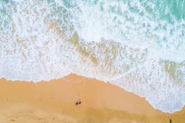 Güzel deniz dalgası beyaz kumsal havadan görünüşü Phuket Tayland 'da büyük servis dalgası
