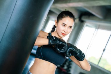 Çekici Asyalı Kadın Spor salonunda Siyah Torbayı Yumrukluyor, Kickboks yapıyor