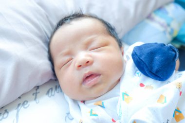 Bebek oğlan Blangket gündüz uykusunda uyuyor.