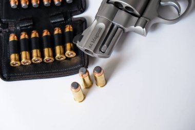 .44 magnum revolver tekerlek tabancası beyaz arka planda yumuşak nokta mermisi