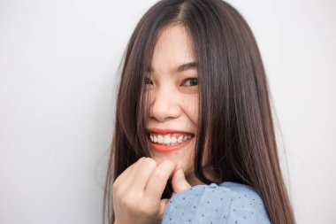 Beyaz arka planda güzel Asyalı kadınların portresi.