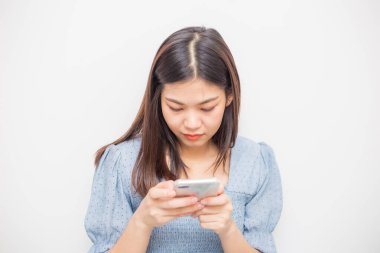 Güzel Asyalı kadınlar beyaz arka planda akıllı telefon mesajları gönderiyorlar.