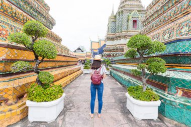 Güzel Asyalı turist sırt çantalı kadınlar Budizm Tapınağı 'nda seyahat ediyorlar. Bangkok Tayland