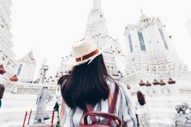 Güzel Asyalı turist kadınlar Bangkok Tayland 'da beyaz pagoda manzaralı Wat Arun Buddha tapınağında seyahat ederler.