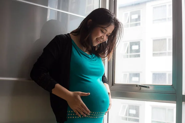 Mujeres Embarazadas Sostienen Vientre Pie Cerca Cortina Ventana Habitación — Foto de Stock