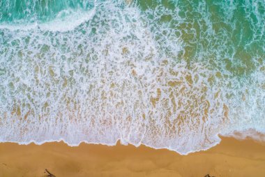 Güzel deniz dalgası beyaz kumsal havadan görünüşü Phuket Tayland 'da büyük servis dalgası