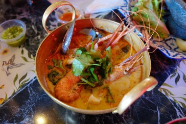 Tom Yum Kung River karides baharatlı çorba ve bir sürü kaynamış deniz mahsulü restoran lury barında servis edilir.