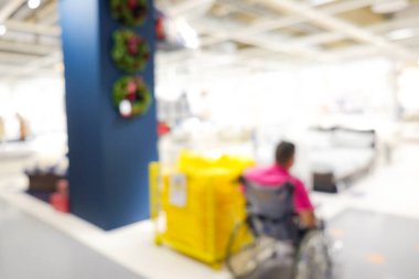 Soyut bulanık insanlar süpermarket, modern market ve iş geçmişinde alışveriş yapıyorlar