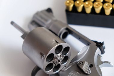 .44 magnum revolver tekerlek tabancası beyaz arka planda yumuşak nokta mermisi