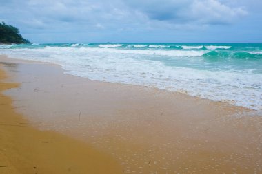 Beyaz kumsaldaki deniz dalgası sahili, doğanın kopyası.