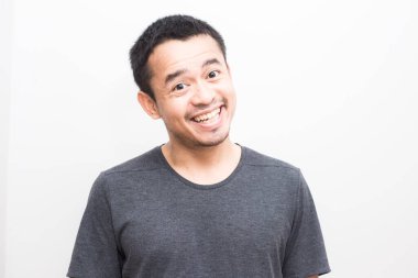 Asyalı iş adamlarının portresi. Beyaz arka planda gülümseyen Asyalı erkekler gömlek giyer.