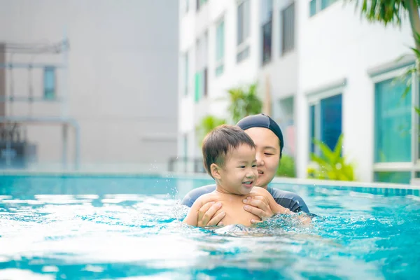 Pouco Asiático Menino Nadando Com Mãe Piscina Condominuim Edifício Moderno — Fotografia de Stock