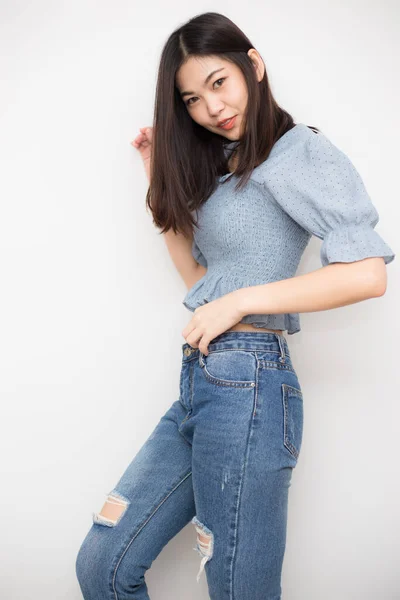Moda Bonita Asiática Mulheres Usam Calça Jean Fundo Branco — Fotografia de Stock