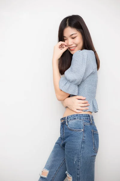 Moda Belle Donne Asiatiche Indossare Jeans Pantaloni Piedi Sfondo Bianco — Foto Stock