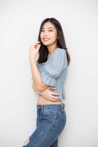 Moda Belle Donne Asiatiche Indossare Jeans Pantaloni Piedi Sfondo Bianco — Foto Stock