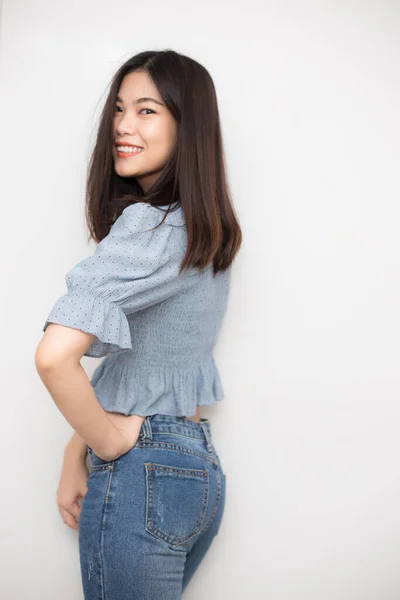 Moda Hermosa Asiático Mujeres Desgaste Jean Pantalón Pie Blanco Fondo —  Fotos de Stock