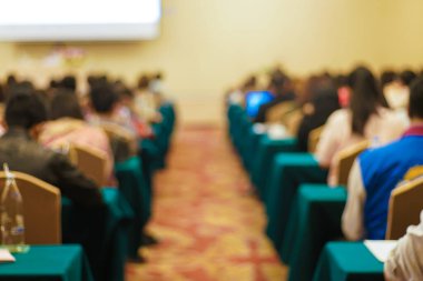 Konferans salonundaki seminer odasında oturan iş adamlarının bulanık geçmişi, iş eğitimi kavramı