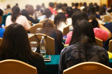 Konferans salonundaki seminer odasında oturan iş adamlarının bulanık geçmişi, iş eğitimi kavramı