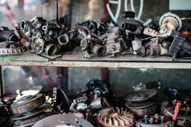 Motosiklet makinesini tamir etmek motor tamirinin bir parçası, bir garajda motosiklet motorunu tamir etmek.