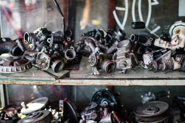 Motosiklet makinesini tamir etmek motor tamirinin bir parçası, bir garajda motosiklet motorunu tamir etmek.