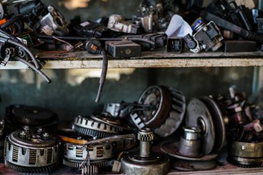 Motosiklet makinesini tamir etmek motor tamirinin bir parçası, bir garajda motosiklet motorunu tamir etmek.