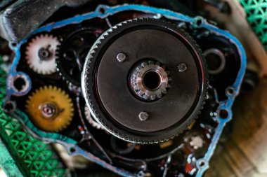 Motosiklet makinesini tamir etmek motor tamirinin bir parçası, bir garajda motosiklet motorunu tamir etmek.