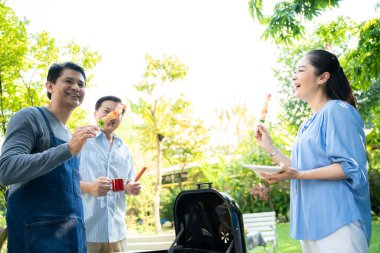 Son sınıf yemekleriniz kutlu olsun. Bahçede barbekü partisi veriliyor.