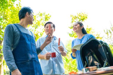 Son sınıf yemekleriniz kutlu olsun. Bahçede barbekü partisi veriliyor.