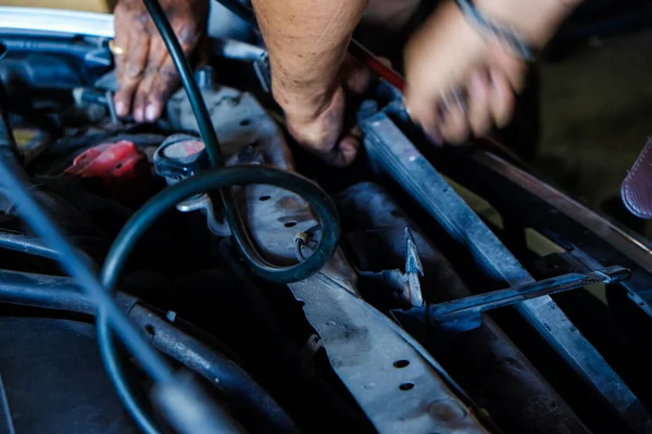 Serwis Samochodowy Człowiek Strony Wymiany Rurki Chłodnego Powietrza Mechanik Naprawy — Zdjęcie stockowe