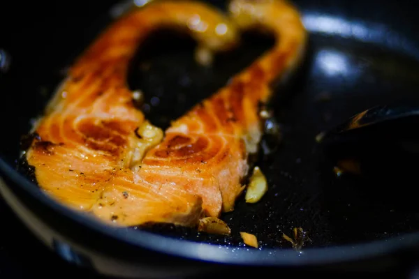 Steak Saumon Frit Avec Galic Sur Les Fruits Mer Poêle — Photo