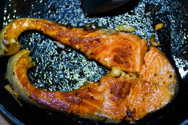 Filete Salmón Frito Con Galic Sartén Negra Mariscos — Foto de Stock