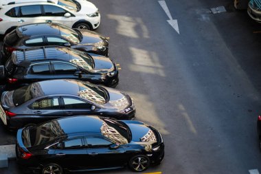 Modern apartman binasının asfalt yolundaki araba park alanının en üst manzarası