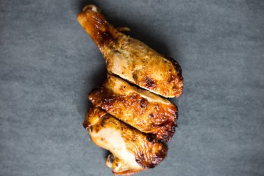 Siyah tabakta ızgara tavuk filetosu. Beton arka plan yiyecek nesnesinde servis ediliyor.