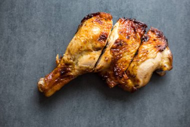 Siyah tabakta ızgara tavuk filetosu. Beton arka plan yiyecek nesnesinde servis ediliyor.